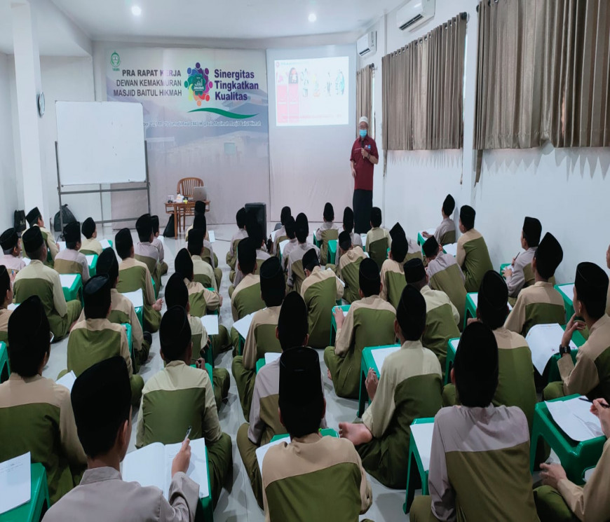 Mengaktualisasikan program EMAS (Edukasi Mutu Adaptif Santri) : Indahnya berbagi dengan santri